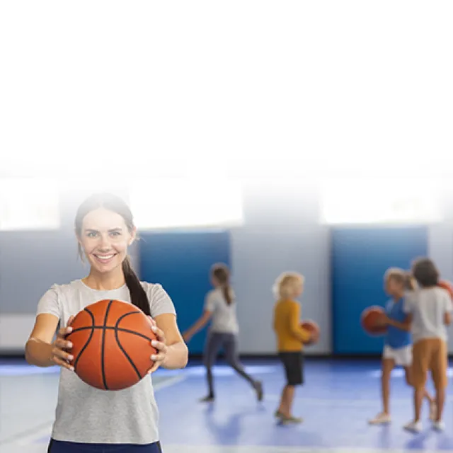 Deportista con balón de baloncesto en la mano