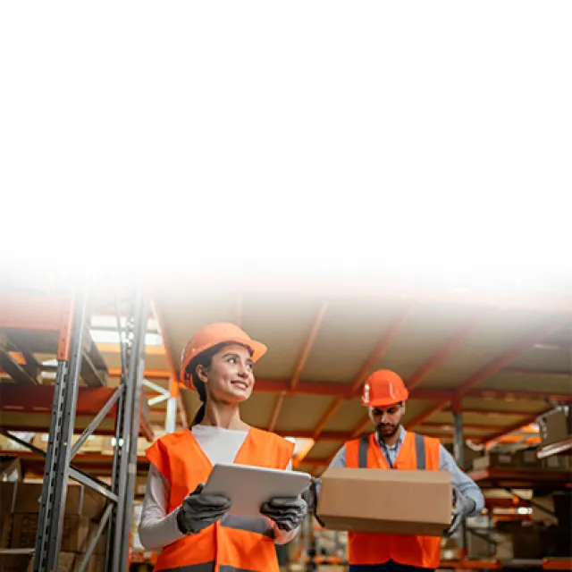 Inspectores en fabrica con implementos de trabajo