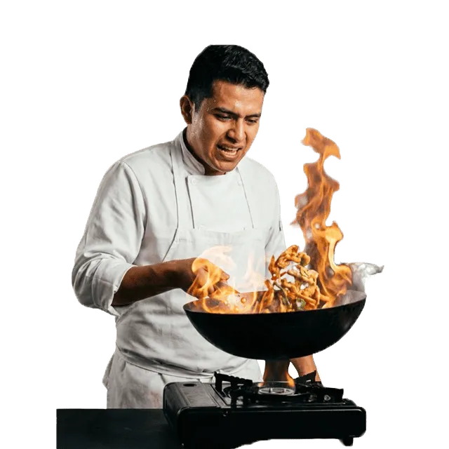hombre salteando alimentos en un sartén