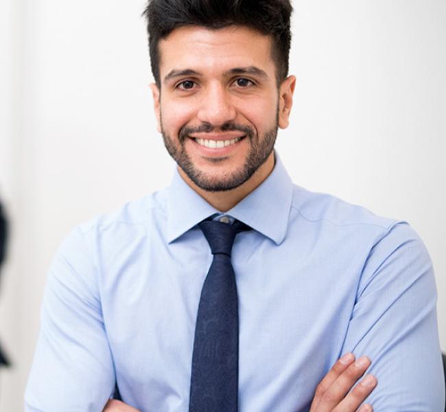 Hombre formal sonriendo