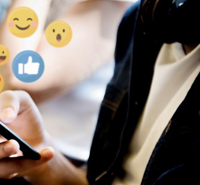 Persona usando celular