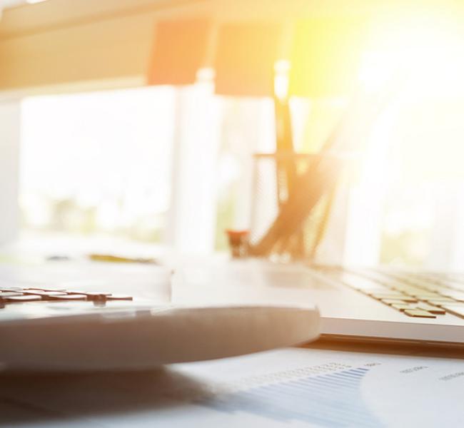 Hombre usando calculadora