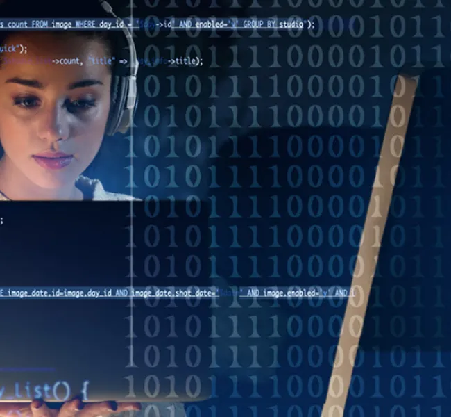 mujer programando
