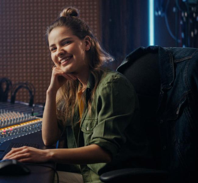 Mujer en estudio de audio