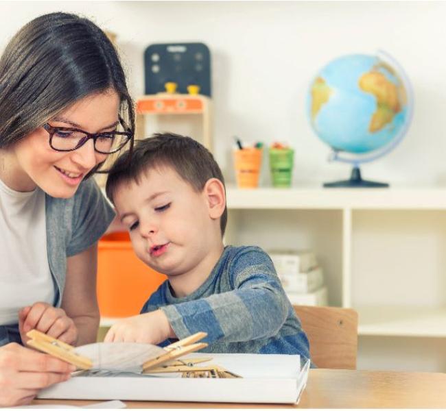 Profesor sonriendo en aula de clases
