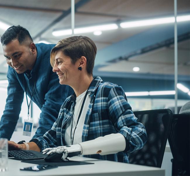 Personas trabajando mirando una pantalla