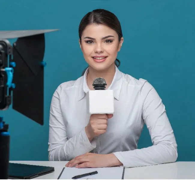 Mujer haciendo una entrevista.