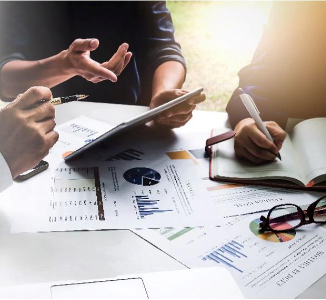 Manos sobre un escritorio con documentos