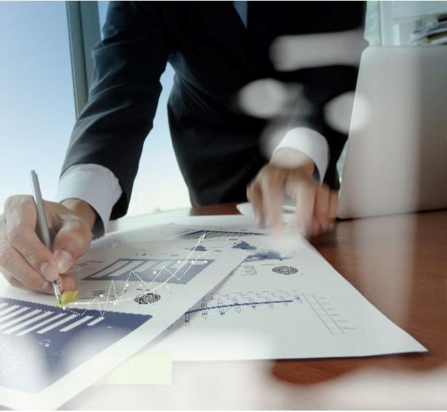 Hombre y mujer revisando documentos en una tablet