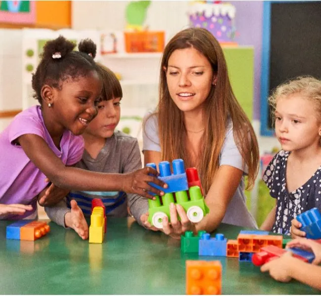 profesora-con-niños.jpg