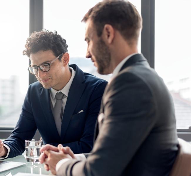 hombres-observando-computador