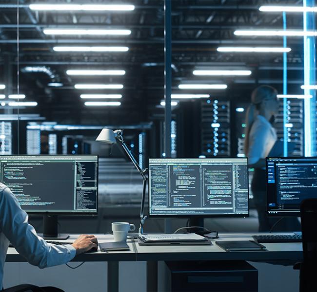 hombre-computadores-escritorio