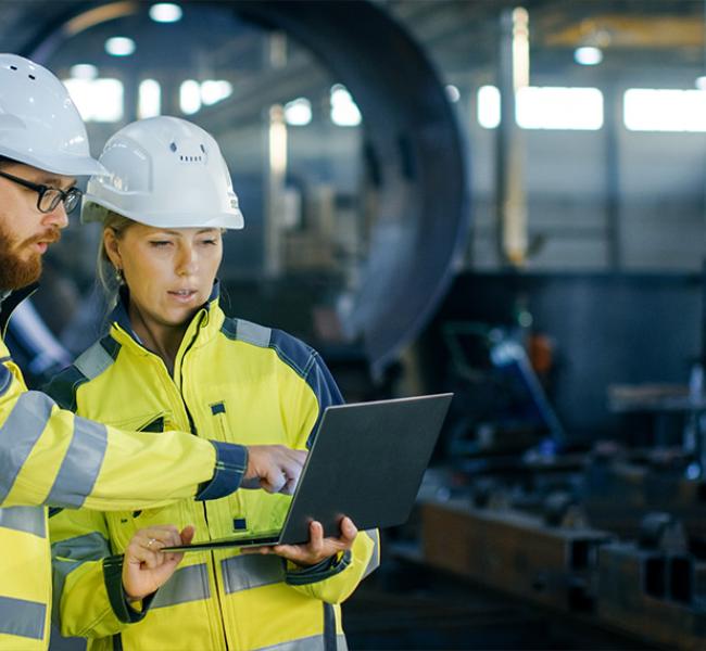 hombre-mujer-casco-computador