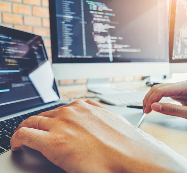 manos-computador-escritorio