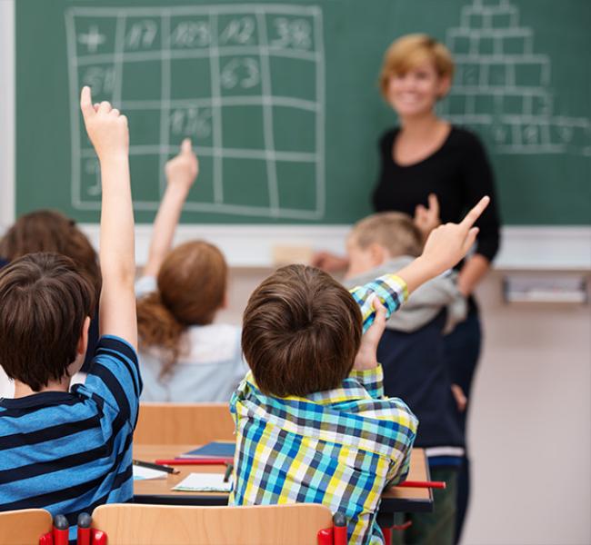 profesora-con-estudiantes