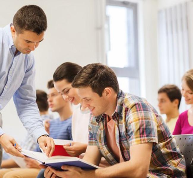 profesor-con-estudiantes