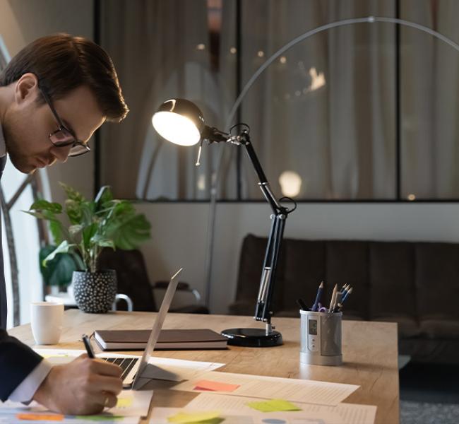 hombre-con-computador