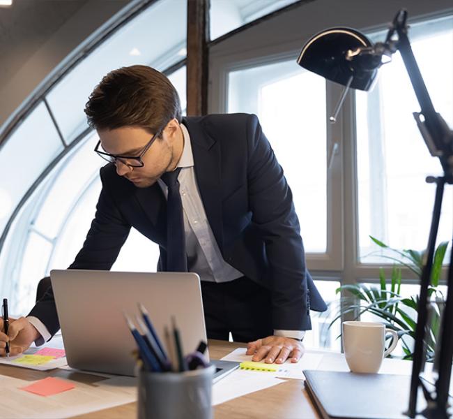 hombre-con-computador