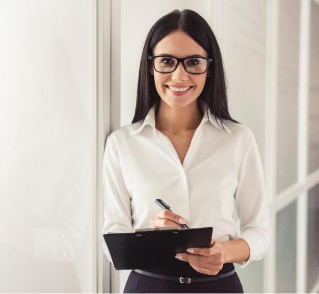 mujer-ejecutiva-escribiendo