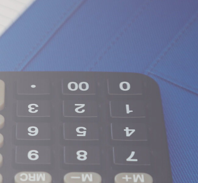 mano con calculadora