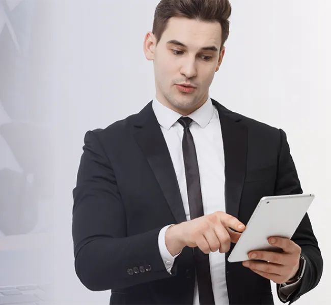 Hombre ejecutivo tablet