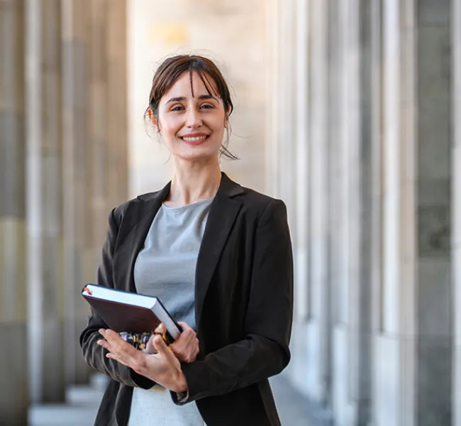 Mujer con libro en la mano
