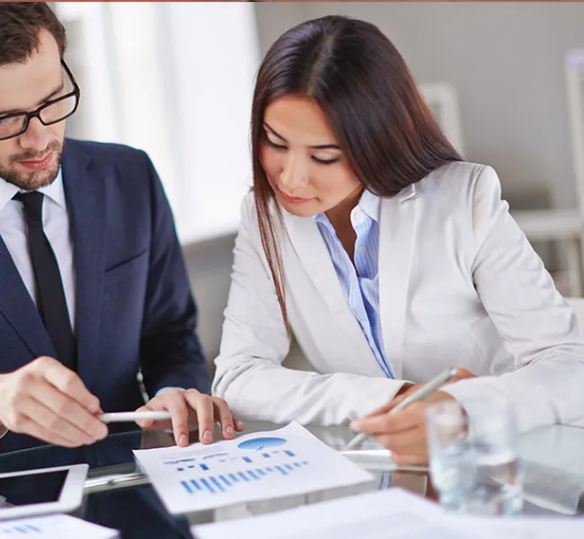 Dos personas revisando gráfico