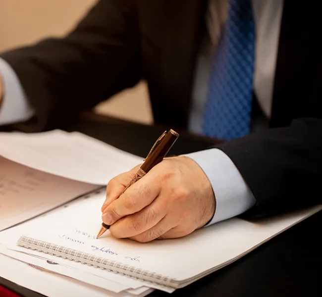 hombre-firmando-documentos.jpg