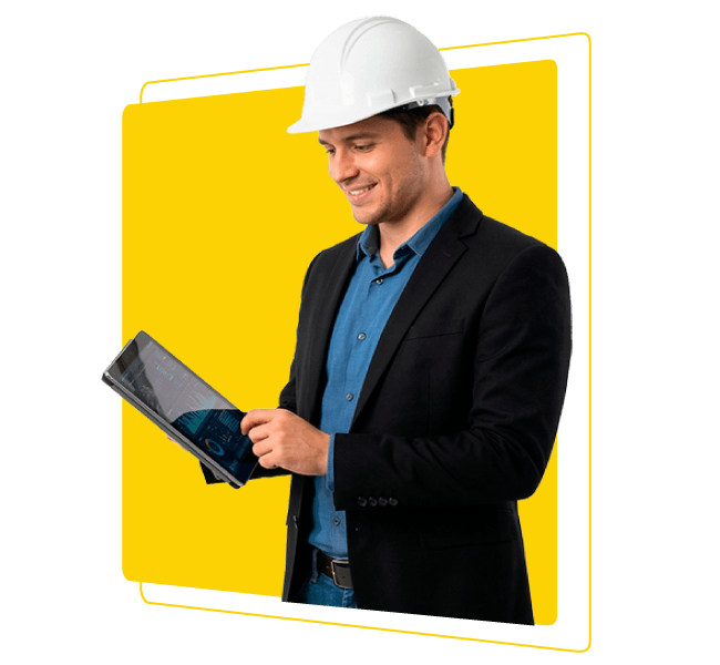 Ingeniero industrial con casco revisando métricas y procesos productivos en tablet digital