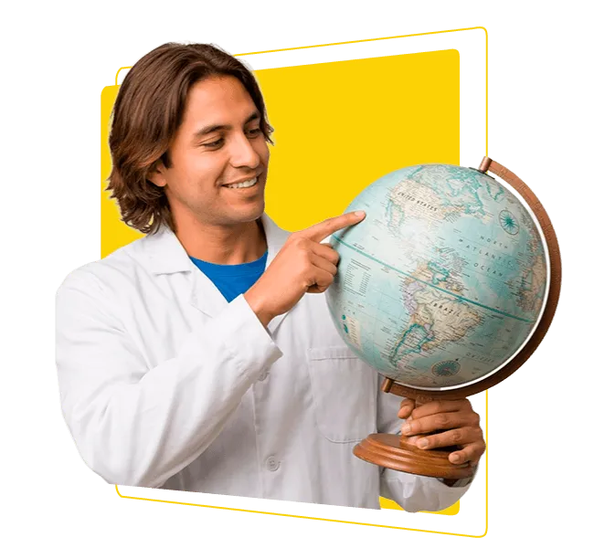 Docente señalando globo terráqueo representando el aprendizaje de idiomas y culturas del mundo