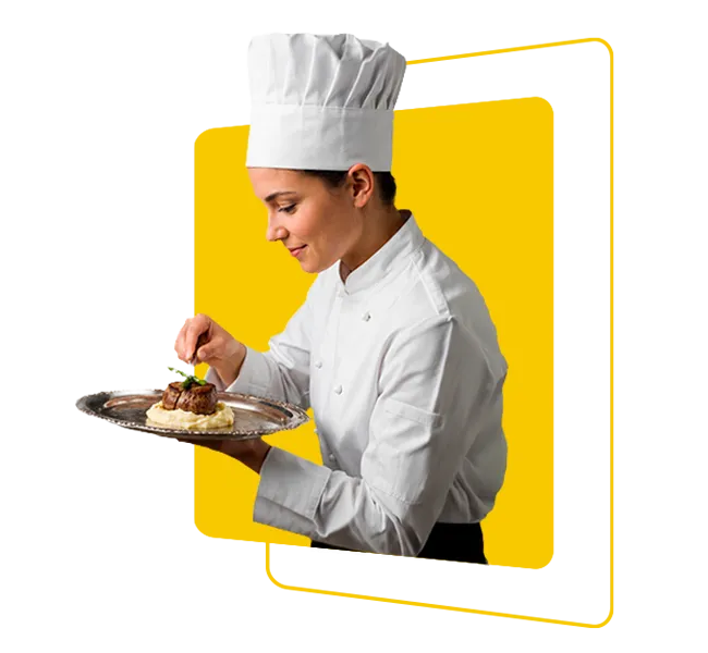 Chef mujer emplatando luego de cocinar